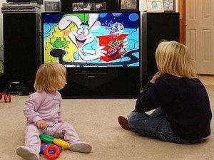 Дети смотрят телевизор - как оградить своего ребенка от пагубного влияния телевидения